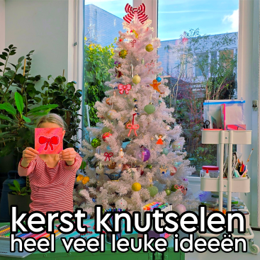 Kerst knutselen: heel veel ideeën voor peuters, kleuters, kinderen en tieners. De kerst is een super drukke periode voor kinderen. Kerst knutselen is dan een mooie manier om met de kids even rustig aan tafel te zitten. Samen, met een kopje thee, gezellig met kerstmis! Kerst knutselen is dan een mooie activiteit om de kids even rustig aan tafel te laten zitten. Samen, met een kopje thee, gezellig met kerstmis! En hier vind je de leukste ideeën om te knutselen met kerst. Met leuke kerstknutsels voor peuters en kleuters, maar ook voor oudere kinderen, tieners en volwassenen.