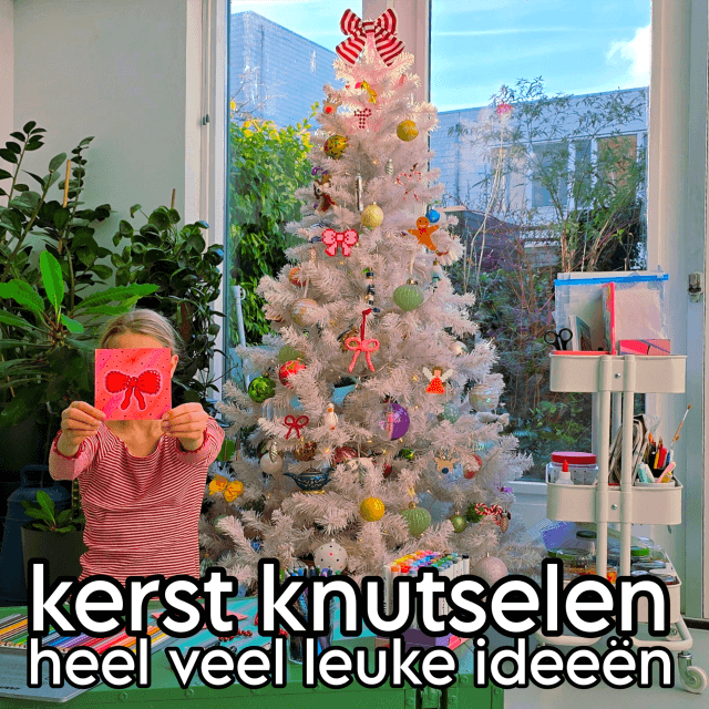 Kerst knutselen: heel veel ideeën voor peuters, kleuters, kinderen en tieners. De kerst is een super drukke periode voor kinderen. Kerst knutselen is dan een mooie manier om met de kids even rustig aan tafel te zitten. Samen, met een kopje thee, gezellig met kerstmis! Kerst knutselen is dan een mooie activiteit om de kids even rustig aan tafel te laten zitten. Samen, met een kopje thee, gezellig met kerstmis! En hier vind je de leukste ideeën om te knutselen met kerst. Met leuke kerstknutsels voor peuters en kleuters, maar ook voor oudere kinderen, tieners en volwassenen.