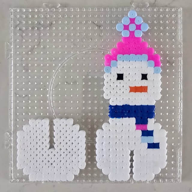 Winter knutselen met kinderen: heel veel leuke ideeën voor peuters, kleuters, kinderen en tieners. Ons meisje maakte deze 3D strijkkralen sneeuwpop in groep 8.