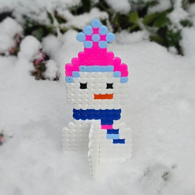 Winter knutselen met kinderen: heel veel leuke ideeën voor peuters, kleuters, kinderen en tieners. Ons meisje maakte deze 3D strijkkralen sneeuwpop in groep 8.