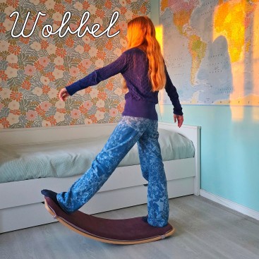 Wobbel balansbord voor kinderen, tieners en volwassenen. De eerste Wobbel werd ontwikkeld voor peuters, kleuters en kleine kinderen. Maar inmiddels is dit balansbord er ook in maat large en XL. Daarmee is de Wobbel er dus ook voor grotere kinderen, tieners en volwassenen.