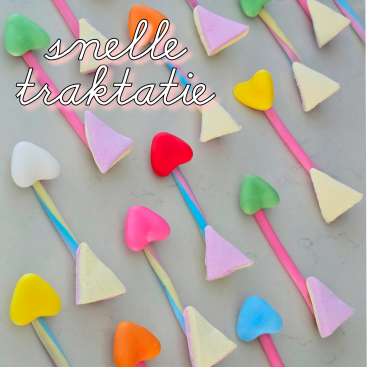 Hartjes traktatie voor Valentijnsdag. Deze makkelijke hartjes pijlen cupido traktatie is leuk op school of voor je kinderfeestje. Natuurlijk is de traktatie toepasselijk voor Valentijnsdag, maar ook de rest van het jaar voor meisjes (of jongetjes) die gek zijn op hartjes.