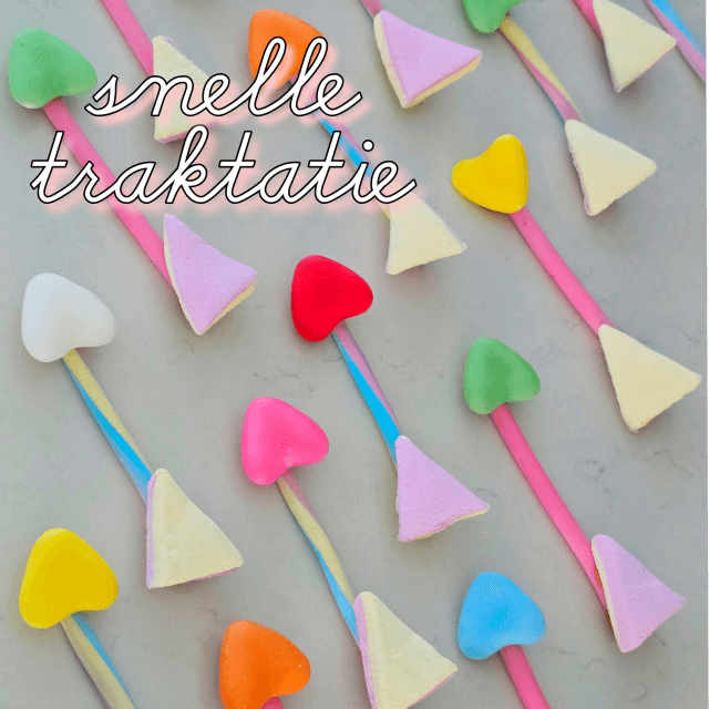 Hartjes traktatie voor Valentijnsdag. Deze makkelijke hartjes pijlen cupido traktatie is leuk op school of voor je kinderfeestje. Natuurlijk is de traktatie toepasselijk voor Valentijnsdag, maar ook de rest van het jaar voor meisjes (of jongetjes) die gek zijn op hartjes.