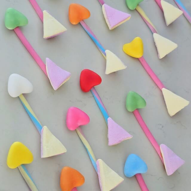 Hartjes traktatie voor Valentijnsdag. Deze makkelijke hartjes pijlen cupido traktatie is leuk op school of voor je kinderfeestje. Natuurlijk is de traktatie toepasselijk voor Valentijnsdag, maar ook de rest van het jaar voor meisjes (of jongetjes) die gek zijn op hartjes.