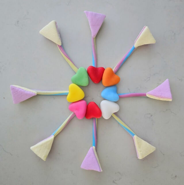 Hartjes traktatie voor Valentijnsdag. Deze makkelijke hartjes pijlen cupido traktatie is leuk op school of voor je kinderfeestje. Natuurlijk is de traktatie toepasselijk voor Valentijnsdag, maar ook de rest van het jaar voor meisjes (of jongetjes) die gek zijn op hartjes.