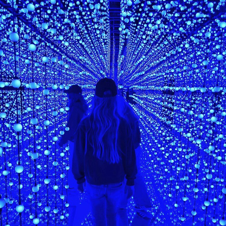 Bubble Planet Experience in Utrecht: review en kortingscode. Zijn jullie al bij de nieuwe Bubble Planet Experience in Utrecht geweest? Dit nieuwe binnen uitje is leuk met kinderen en tieners. Onze meiden vonden deze wereld vol fotogenieke bubbels en ballen fantastisch.