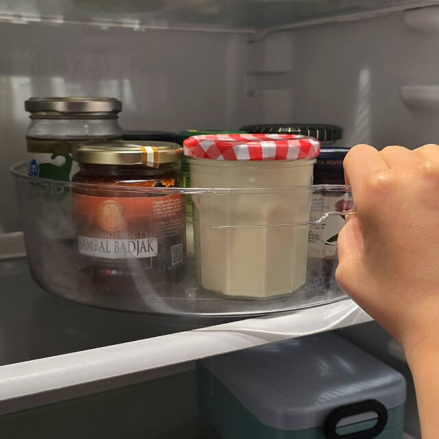 Koelkast organizing systeem: zo hou je het netjes en schoon. Deze draaiende bakken zijn ideaal voor potjes. Hierdoor raken ze niet meer kwijt achterin de koelkast. Deze kochten we bij Wibra.