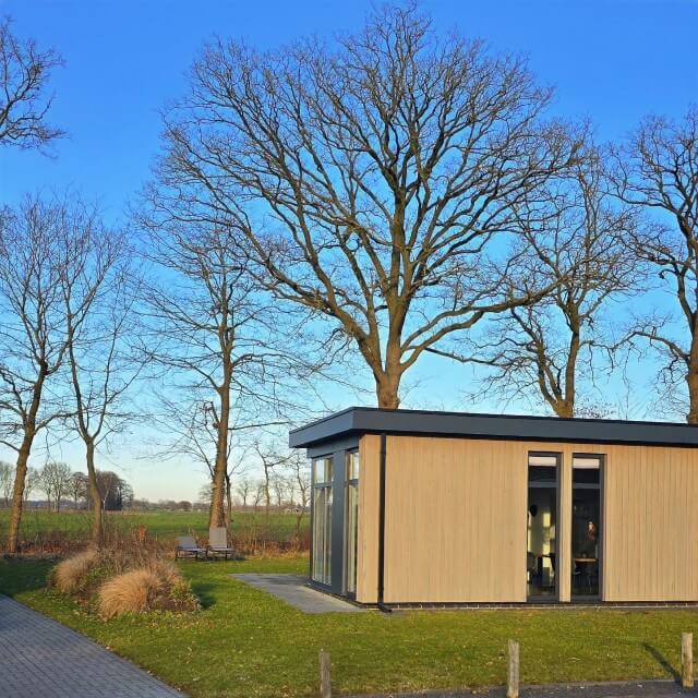 Landal de Vlinderhoeve in Achterhoek: sporten, spelen en wandelen. Landal de Vlinderhoeve is een fijn vakantiepark om met je kinderen en tieners tot rust te komen. Er is een zwembad, sportveld en een speeltuin. Je kijkt uit over het coulisselandschap van de Achterhoek. Waar je natuurlijk ook heerlijk kunt wandelen en fietsen. Bovendien zijn Deventer, Zutphen en Lochem vlakbij. Er zijn gelijkvloerse bungalows voor 2, 4, 6 en 8 personen. Wij boekten een luxe 6-persoonsbungalow 6L met sauna en tuin rondom met ligstoelen.