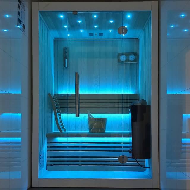 Landal de Vlinderhoeve in Achterhoek: sporten, spelen en wandelen. Landal de Vlinderhoeve is een fijn vakantiepark om met je kinderen en tieners tot rust te komen. Er is een zwembad, sportveld en een speeltuin. Je kijkt uit over het coulisselandschap van de Achterhoek. Waar je natuurlijk ook heerlijk kunt wandelen en fietsen. Bovendien zijn Deventer, Zutphen en Lochem vlakbij. Er zijn gelijkvloerse bungalows voor 2, 4, 6 en 8 personen. Wij boekten een luxe 6-persoonsbungalow 6L met sauna.