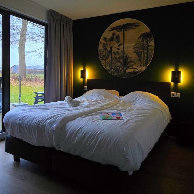 Landal de Vlinderhoeve in Achterhoek: sporten, spelen en wandelen. Landal de Vlinderhoeve is een fijn vakantiepark om met je kinderen en tieners tot rust te komen. Er is een zwembad, sportveld en een speeltuin. Je kijkt uit over het coulisselandschap van de Achterhoek. Waar je natuurlijk ook heerlijk kunt wandelen en fietsen. Bovendien zijn Deventer, Zutphen en Lochem vlakbij. Er zijn gelijkvloerse bungalows voor 2, 4, 6 en 8 personen. Wij boekten een luxe 6-persoonsbungalow 6L met sauna.