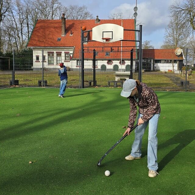 Landal de Vlinderhoeve in Achterhoek: sporten, spelen en wandelen. Landal de Vlinderhoeve is een fijn vakantiepark om met je kinderen en tieners tot rust te komen. Er is een zwembad, sportveld en een speeltuin. Je kijkt uit over het coulisselandschap van de Achterhoek. Waar je natuurlijk ook heerlijk kunt wandelen en fietsen. Bovendien zijn Deventer, Zutphen en Lochem vlakbij. Het multisportveld is geschikt voor voetbal, hockey en basketbal en er is een tafeltennistafel en een klimtoren speeltuin. Bij het binnenzwembad is een Turks stoombad.
