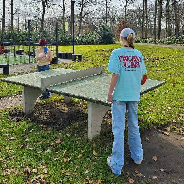 Landal de Vlinderhoeve in Achterhoek: sporten, spelen en wandelen. Landal de Vlinderhoeve is een fijn vakantiepark om met je kinderen en tieners tot rust te komen. Er is een zwembad, sportveld en een speeltuin. Je kijkt uit over het coulisselandschap van de Achterhoek. Waar je natuurlijk ook heerlijk kunt wandelen en fietsen. Bovendien zijn Deventer, Zutphen en Lochem vlakbij. Het multisportveld is geschikt voor voetbal, hockey en basketbal en er is een tafeltennistafel en een klimtoren speeltuin. Bij het binnenzwembad is een Turks stoombad.