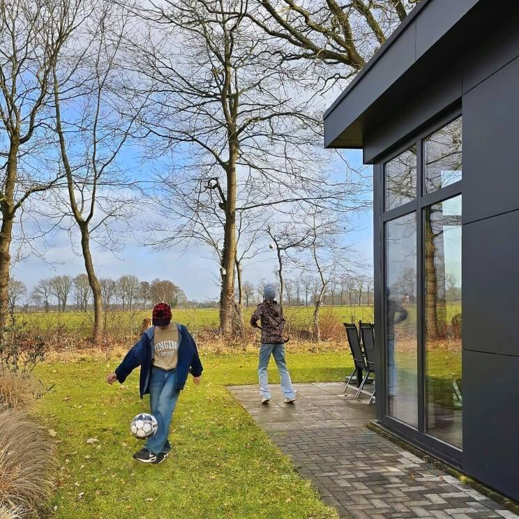 Landal de Vlinderhoeve in Achterhoek: sporten, spelen en wandelen. Landal de Vlinderhoeve is een fijn vakantiepark om met je kinderen en tieners tot rust te komen. Er is een zwembad, sportveld en een speeltuin. Je kijkt uit over het coulisselandschap van de Achterhoek. Waar je natuurlijk ook heerlijk kunt wandelen en fietsen. Bovendien zijn Deventer, Zutphen en Lochem vlakbij. Er zijn gelijkvloerse bungalows voor 2, 4, 6 en 8 personen. Wij boekten een luxe 6-persoonsbungalow 6L met sauna en tuin rondom met ligstoelen.