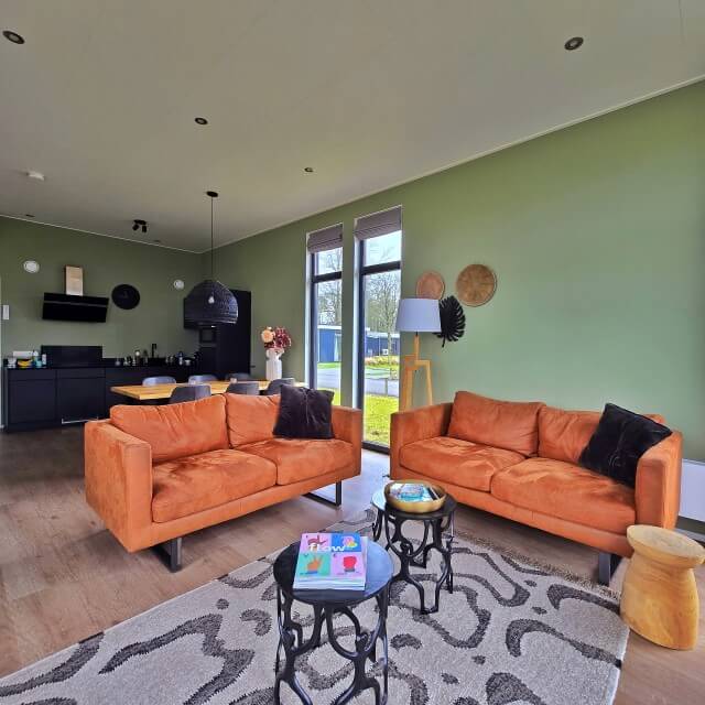 Landal de Vlinderhoeve in Achterhoek: sporten, spelen en wandelen. Landal de Vlinderhoeve is een fijn vakantiepark om met je kinderen en tieners tot rust te komen. Er is een zwembad, sportveld en een speeltuin. Je kijkt uit over het coulisselandschap van de Achterhoek. Waar je natuurlijk ook heerlijk kunt wandelen en fietsen. Bovendien zijn Deventer, Zutphen en Lochem vlakbij. Er zijn gelijkvloerse bungalows voor 2, 4, 6 en 8 personen. Wij boekten een luxe 6-persoonsbungalow 6L met sauna.