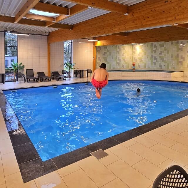 Landal de Vlinderhoeve in Achterhoek: sporten, spelen en wandelen. Landal de Vlinderhoeve is een fijn vakantiepark om met je kinderen en tieners tot rust te komen. Er is een zwembad, sportveld en een speeltuin. Je kijkt uit over het coulisselandschap van de Achterhoek. Waar je natuurlijk ook heerlijk kunt wandelen en fietsen. Bovendien zijn Deventer, Zutphen en Lochem vlakbij. Het multisportveld is geschikt voor voetbal, hockey en basketbal en er is een tafeltennistafel en een klimtoren speeltuin. Bij het binnenzwembad is een Turks stoombad.