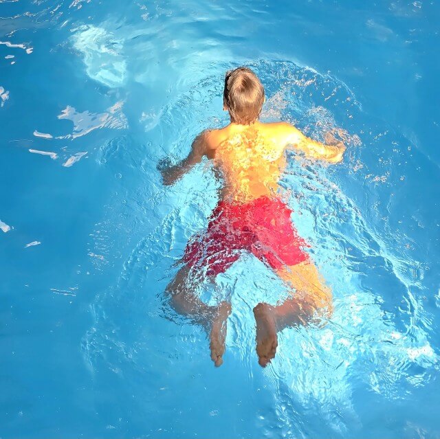 Landal de Vlinderhoeve in Achterhoek: sporten, spelen en wandelen. Landal de Vlinderhoeve is een fijn vakantiepark om met je kinderen en tieners tot rust te komen. Er is een zwembad, sportveld en een speeltuin. Je kijkt uit over het coulisselandschap van de Achterhoek. Waar je natuurlijk ook heerlijk kunt wandelen en fietsen. Bovendien zijn Deventer, Zutphen en Lochem vlakbij.