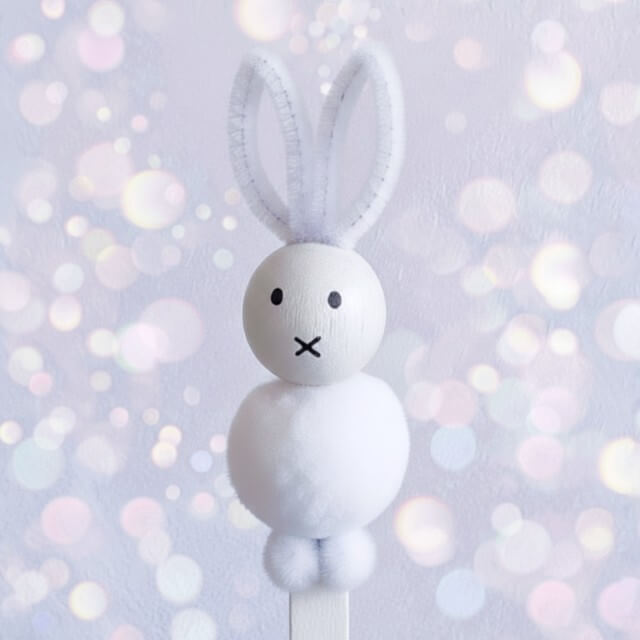 Nijntje knutselen en recepten: leuke ideeën. Deze Nijntje maakten we van een pompon, kraal, ijsstokje en chenille draad.