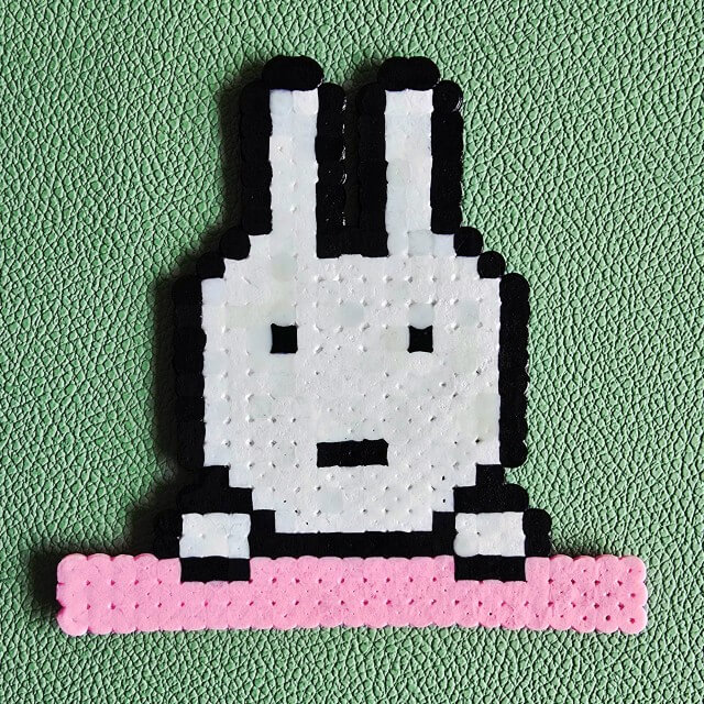 Nijntje knutselen en recepten: leuke ideeën. Strijkkralen zijn altijd leuk. Deze Nijntje van strijkkralen kijkt gezellig over de rand.