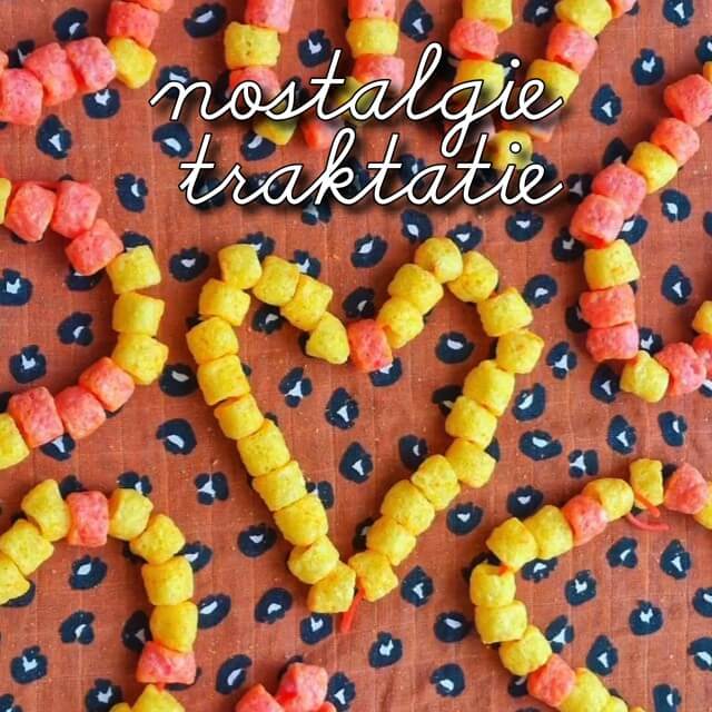 Traktatie nostalgie: nibbit chips op snoepketting. Pure traktatie nostalgie: nibbit chips op een snoepketting. Werd er bij jullie ook vaak op zulke chips kettingen getrakteerd? Het is een makkelijke snelle traktatie voor op school.
