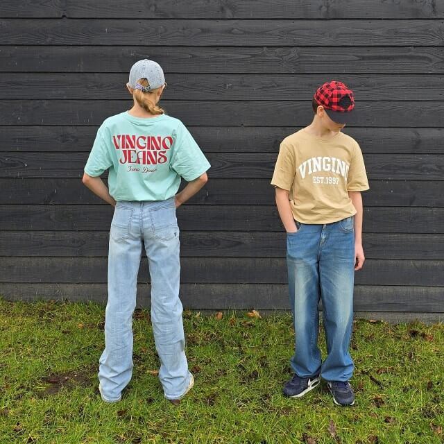 Onze voorjaarsvakantie kids bucketlist: activiteiten voor kinderen. Aan het begin en einde van de dag is het vaak nog koud. Maar midden op de dag kan het zonnetje heerlijk zijn. In deze bucketlist vind je dan ook veel dingen om binnen te doen. Maar ook heel veel activiteiten om tijdens de voorjaarsvakantie buiten te doen met de kinderen. Want als dat zonnetje doorbreekt is het opeens heerlijk. De kids zijn er klaar voor met deze lente outfits die we van Vingino kregen.