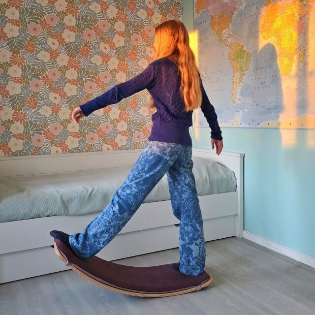 Onze voorjaarsvakantie kids bucketlist: activiteiten voor kinderen. Bij een Wobbel denk je misschien aan kleintjes, maar inmiddels is het balansbord er ook voor tieners en volwassenen. Peuters, kleuters en kleine kinderen gebruiken dit open-ended speelgoed als balansbord, schommel, brug, winkeltje, hut, opstapje, racebaan, loungestoel of wat dan ook. Tieners kunnen er lekker op balanceren, schommelen en chillen - eventueel terwijl ze boeken lezen, muziek luisteren of films kijken.