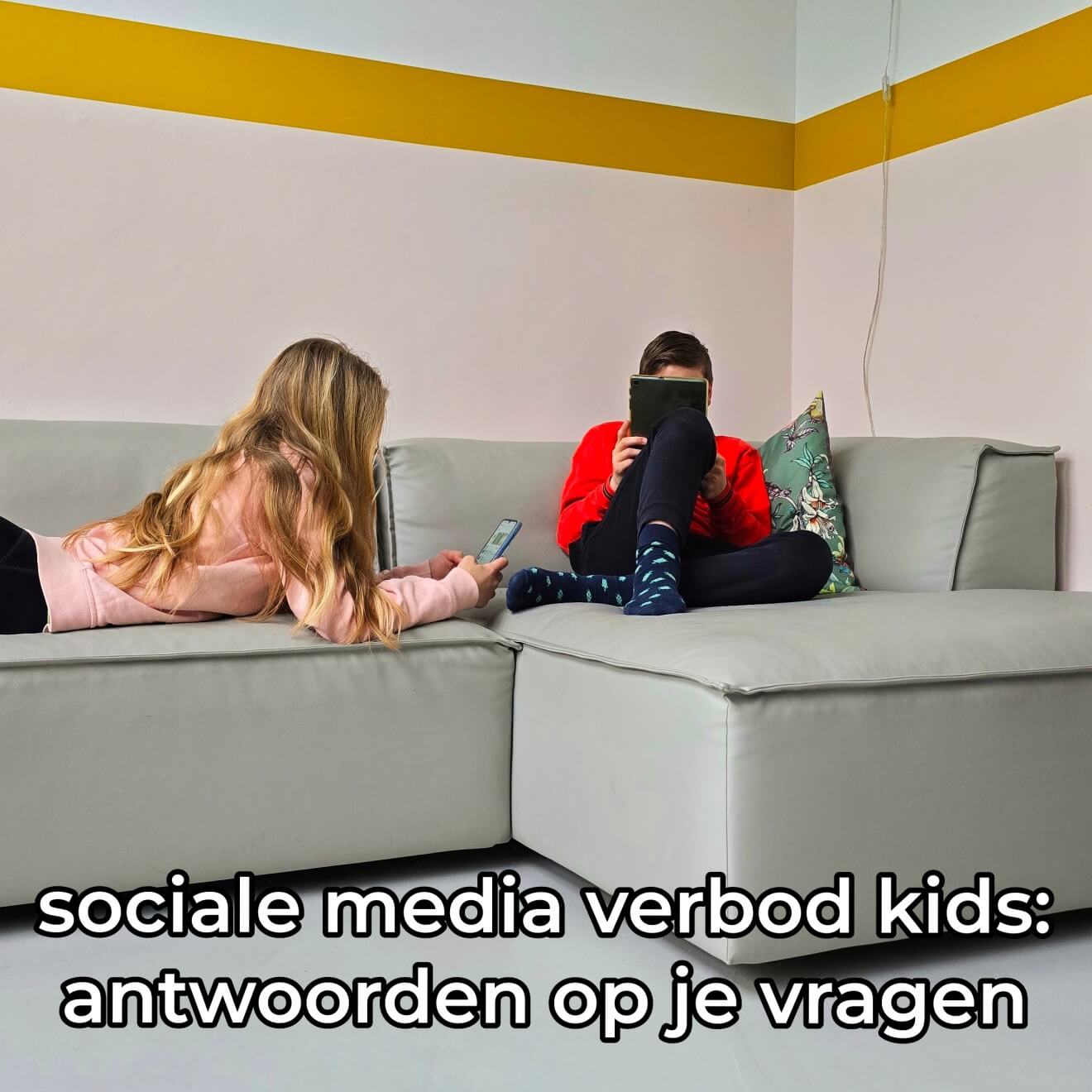 Sociale media verbod kinderen en tieners: antwoorden op je vragen. Ook in Nederland komt een sociale media verbod voor kinderen en jonge tieners tot 15 jaar. Wat betekent dit voor jou en je gezin? Welke sociale media apps vallen onder het verbod voor kinderen? Wanneer gaat het verbod in? Waarom vindt de overheid het verbod nodig? Hoe gaat de overheid dit handhaven en hoe kun je bewijzen dat je ouder dan 14 jaar bent? Wat kun je nu al als ouder doen? Ik ging op zoek naar antwoorden op mijn vragen over het sociale media verbod voor kinderen en kinderen.