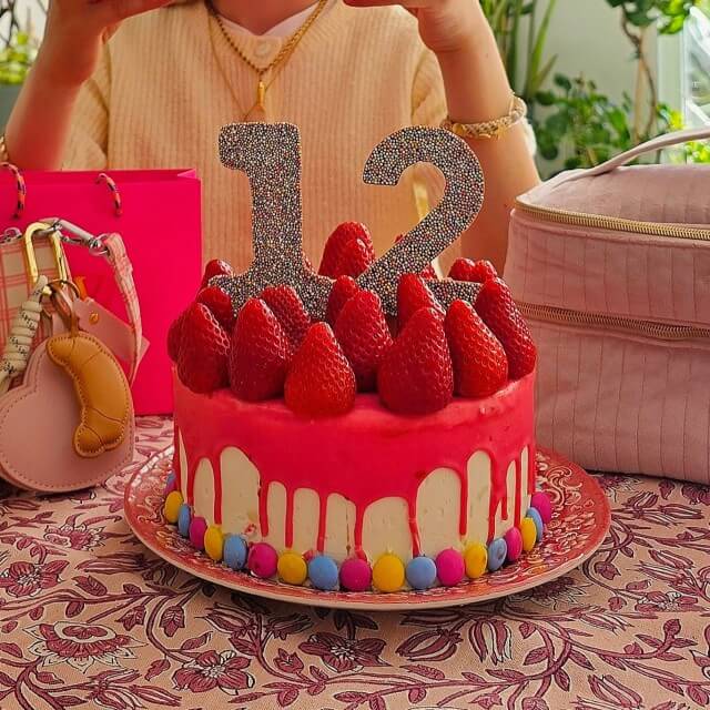 Dripcake versieren: heel veel leuke ideeën voor een verjaardagstaart. Voor de 12e verjaardag van ons meisje kochten we deze chocolade getallen. Er is een kartonnen prikker bij waarmee je ze op de taart kunt prikken. Verder versierden we de taart met aardbeien en Smarties.