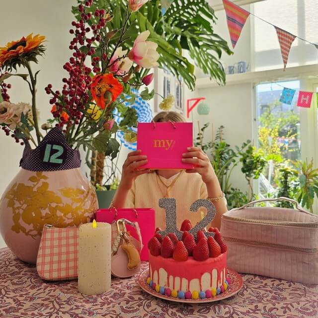 Dripcake versieren: heel veel leuke ideeën voor een verjaardagstaart. Voor de 12e verjaardag van ons meisje kochten we deze chocolade getallen. Er is een kartonnen prikker bij waarmee je ze op de taart kunt prikken. Verder versierden we de taart met aardbeien en Smarties.