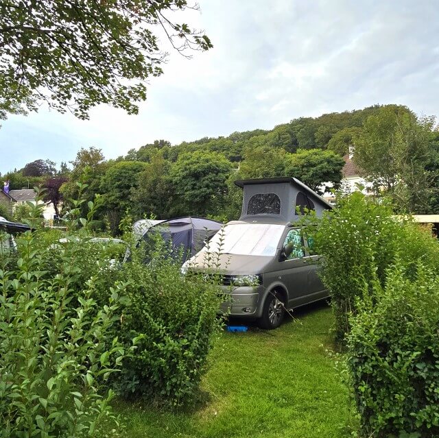 Review Flower Camping Les Chevaliers de Malte in Normandië. Flower Camping Les Chevaliers de Malte ligt in een stadje in Normandië. Een camping in een Frans stadje of dorpje is zo gezellig. Bovendien heeft deze camping een zwembad, trampoline, speeltuin en tafeltennistafel. Dit is onze review van deze mooie stadscamping.