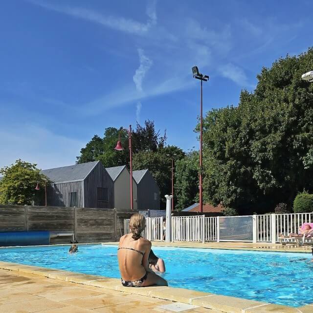 Review Flower Camping Les Chevaliers de Malte in Normandië. Flower Camping Les Chevaliers de Malte ligt in een stadje in Normandië. Een camping in een Frans stadje of dorpje is zo gezellig. Bovendien heeft deze camping een zwembad, trampoline, speeltuin en tafeltennistafel. Dit is onze review van deze mooie stadscamping.