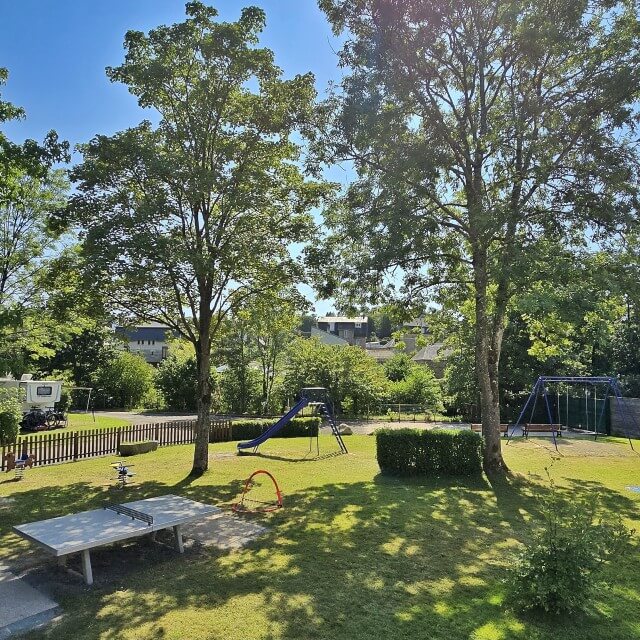 Review Flower Camping Les Chevaliers de Malte in Normandië. Flower Camping Les Chevaliers de Malte ligt in een stadje in Normandië. Een camping in een Frans stadje of dorpje is zo gezellig. Bovendien heeft deze camping een zwembad, trampoline, speeltuin en tafeltennistafel. Dit is onze review van deze mooie stadscamping.