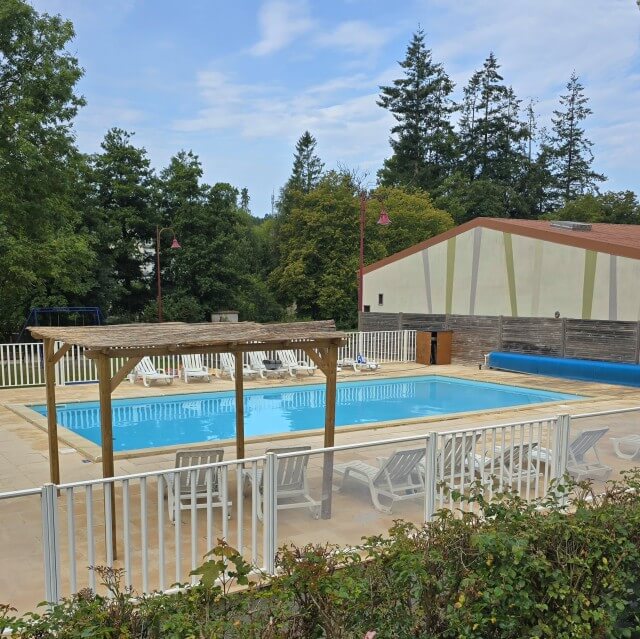 Review Flower Camping Les Chevaliers de Malte in Normandië. Flower Camping Les Chevaliers de Malte ligt in een stadje in Normandië. Een camping in een Frans stadje of dorpje is zo gezellig. Bovendien heeft deze camping een zwembad, trampoline, speeltuin en tafeltennistafel. Dit is onze review van deze mooie stadscamping.