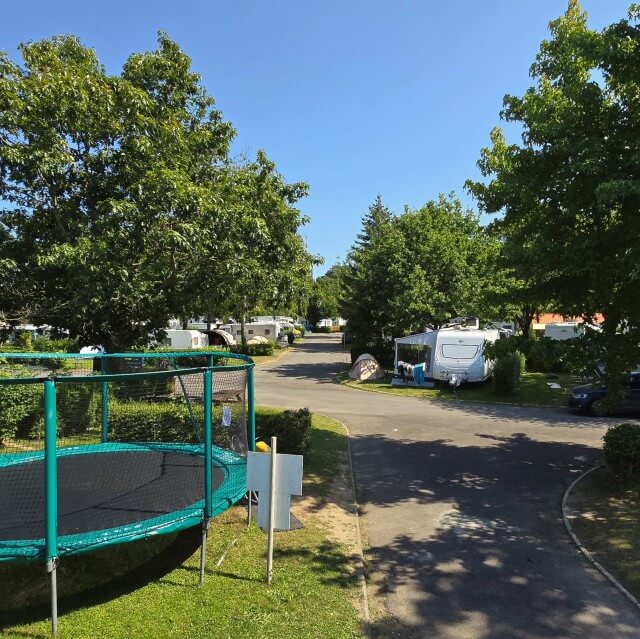 Review Flower Camping Les Chevaliers de Malte in Normandië. Flower Camping Les Chevaliers de Malte ligt in een stadje in Normandië. Een camping in een Frans stadje of dorpje is zo gezellig. Bovendien heeft deze camping een zwembad, trampoline, speeltuin en tafeltennistafel. Dit is onze review van deze mooie stadscamping.