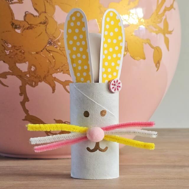 Knutselen voor Pasen: heel veel leuke ideeën met kinderen. Zoaks deze paashaas toiletrol. Met chenille draad en een pompon. Deze paashaas kun je gebruiken als eierdopje.