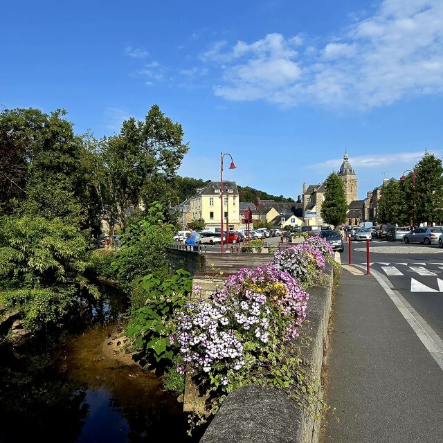 Villedieu-les-Poêles-Rouffigny staat op de lijst van villes et villages fleuris en dat is goed te zien aan de vele bloemen. In het historische centrum zitten allerlei winkels en restaurants.