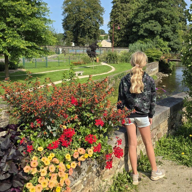 Villedieu-les-Poêles-Rouffigny staat op de lijst van villes et villages fleuris en dat is goed te zien aan de vele bloemen. In het historische centrum zitten allerlei winkels en restaurants.