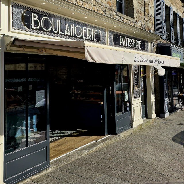 Villedieu-les-Poêles-Rouffigny staat op de lijst van villes et villages fleuris en dat is goed te zien aan de vele bloemen. In het historische centrum zitten allerlei winkels en restaurants.