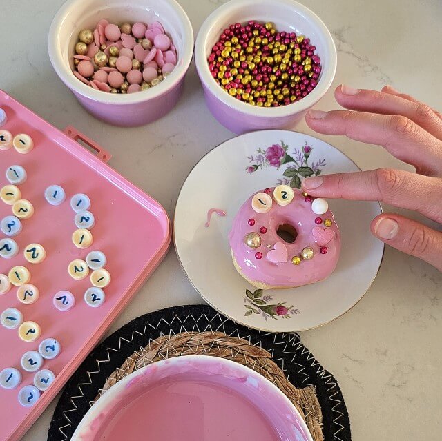 Donut traktatie: makkelijk recept. Een donut traktatie, wilde ons meisje dit jaar. Ze wilde op zelfgemaakte donuts trakteren, of beter gezegd zelf versierd. Daarvoor deed alles zelf, we bedachten alleen samen het recept. Oh ja en ik mocht foto's en video's maken.