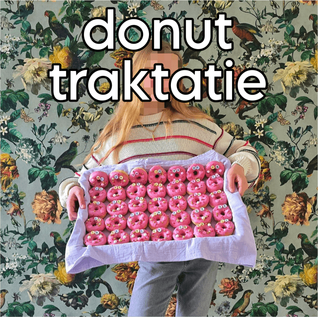 Donut traktatie: makkelijk recept. Een donut traktatie, wilde ons meisje dit jaar. Ze wilde op zelfgemaakte donuts trakteren, of beter gezegd zelf versierd. Daarvoor deed alles zelf, we bedachten alleen samen het recept. Oh ja en ik mocht foto's en video's maken.