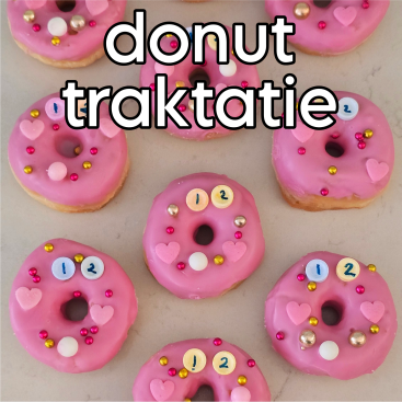 Donut traktatie: makkelijk recept. Een donut traktatie, wilde ons meisje dit jaar. Ze wilde op zelfgemaakte donuts trakteren, of beter gezegd zelf versierd. Daarvoor deed alles zelf, we bedachten alleen samen het recept. Oh ja en ik mocht foto's en video's maken.