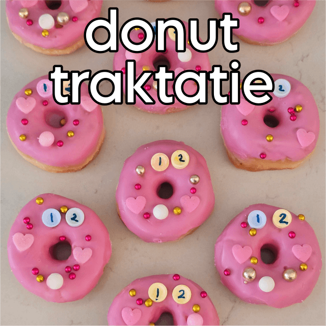Donut traktatie: makkelijk recept. Een donut traktatie, wilde ons meisje dit jaar. Ze wilde op zelfgemaakte donuts trakteren, of beter gezegd zelf versierd. Daarvoor deed alles zelf, we bedachten alleen samen het recept. Oh ja en ik mocht foto's en video's maken.