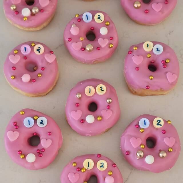 Donut traktatie: makkelijk recept. Een donut traktatie, wilde ons meisje dit jaar. Ze wilde op zelfgemaakte donuts trakteren, of beter gezegd zelf versierd. Daarvoor deed alles zelf, we bedachten alleen samen het recept. Oh ja en ik mocht foto's en video's maken.