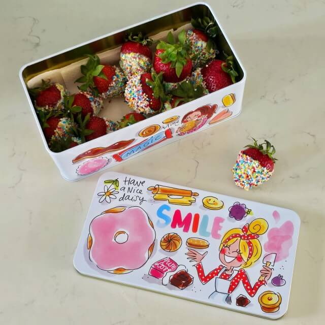 Aardbeien met chocolade traktatie recept. Op zoek naar een recept voor traktatie, kinderfeestje, familie verjaardag, moederdag, vaderdag, babyshower, high tea of gewoon op zondagmiddag? Dan zijn deze aardbeien met chocolade een leuk recept. Makkelijk en veel gezonder dan bonbons of taart. Ook een leuk zelfgemaakt cadeau.