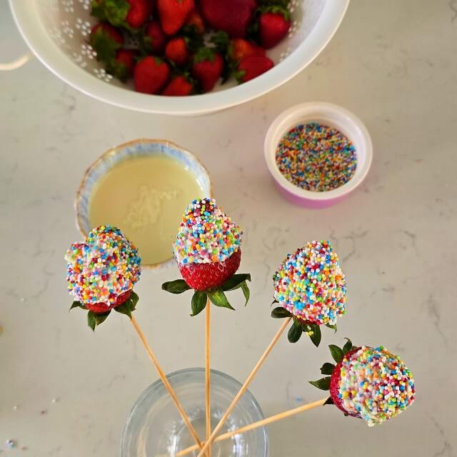 Aardbeien met chocolade traktatie recept. Op zoek naar een recept voor traktatie, kinderfeestje, familie verjaardag, moederdag, vaderdag, babyshower, high tea of gewoon op zondagmiddag? Dan zijn deze aardbeien met chocolade een leuk recept. Makkelijk en veel gezonder dan bonbons of taart. Ook een leuk zelfgemaakt cadeau.