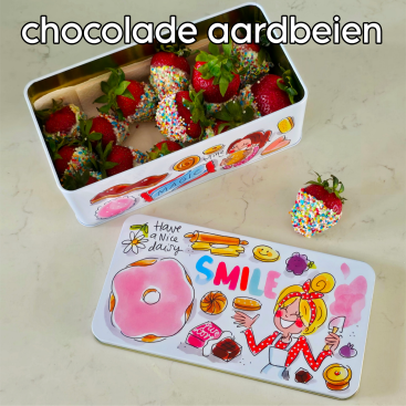 Aardbeien met chocolade traktatie recept. Op zoek naar een recept voor traktatie, kinderfeestje, familie verjaardag, moederdag, vaderdag, babyshower, high tea of gewoon op zondagmiddag? Dan zijn deze aardbeien met chocolade een leuk recept. Makkelijk en veel gezonder dan bonbons of taart. Ook een leuk zelfgemaakt cadeau.