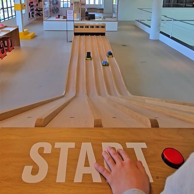 Move Lab Amsterdam is een soort interactief techniek museum, waar kinderen mobiliteit ontdekken. Een binnen uitje voor kids die gek zijn op voertuigen en techniek, met hele leuke workshops door experts. Wij gingen er op ontdekking. Onze jongen ging naar de Porsche Arcade, racen in een professionele simulator, net als Max Verstappen.