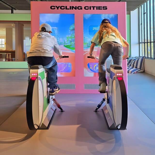 Move Lab Amsterdam is een soort interactief techniek museum, waar kinderen mobiliteit ontdekken. Een binnen uitje voor kids die gek zijn op voertuigen en techniek, met hele leuke workshops door experts. Wij gingen er op ontdekking. Onze jongen ging naar de Porsche Arcade, racen in een professionele simulator, net als Max Verstappen.