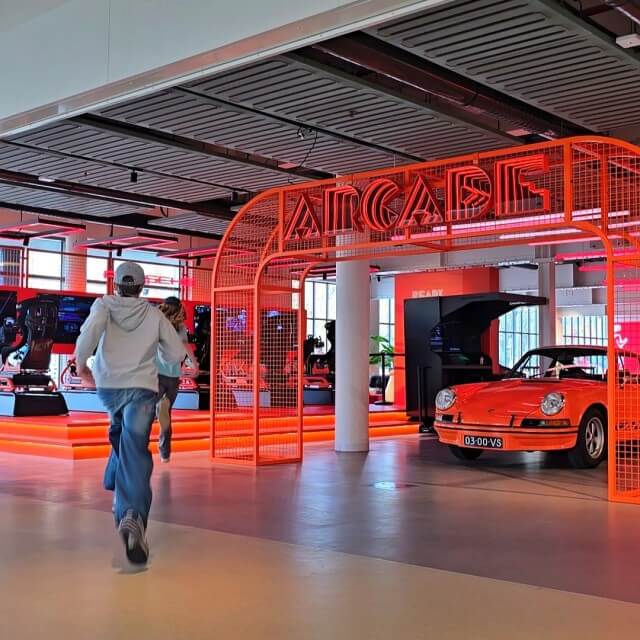 Move Lab Amsterdam is een soort interactief techniek museum, waar kinderen mobiliteit ontdekken. Een binnen uitje voor kids die gek zijn op voertuigen en techniek, met hele leuke workshops door experts. Wij gingen er op ontdekking. Onze jongen ging naar de Porsche Arcade, racen in een professionele simulator, net als Max Verstappen.