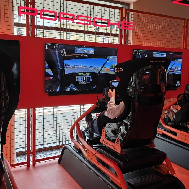 Move Lab Amsterdam is een soort interactief techniek museum, waar kinderen mobiliteit ontdekken. Een binnen uitje voor kids die gek zijn op voertuigen en techniek, met hele leuke workshops door experts. Wij gingen er op ontdekking. Onze jongen ging naar de Porsche Arcade, racen in een professionele simulator, net als Max Verstappen.