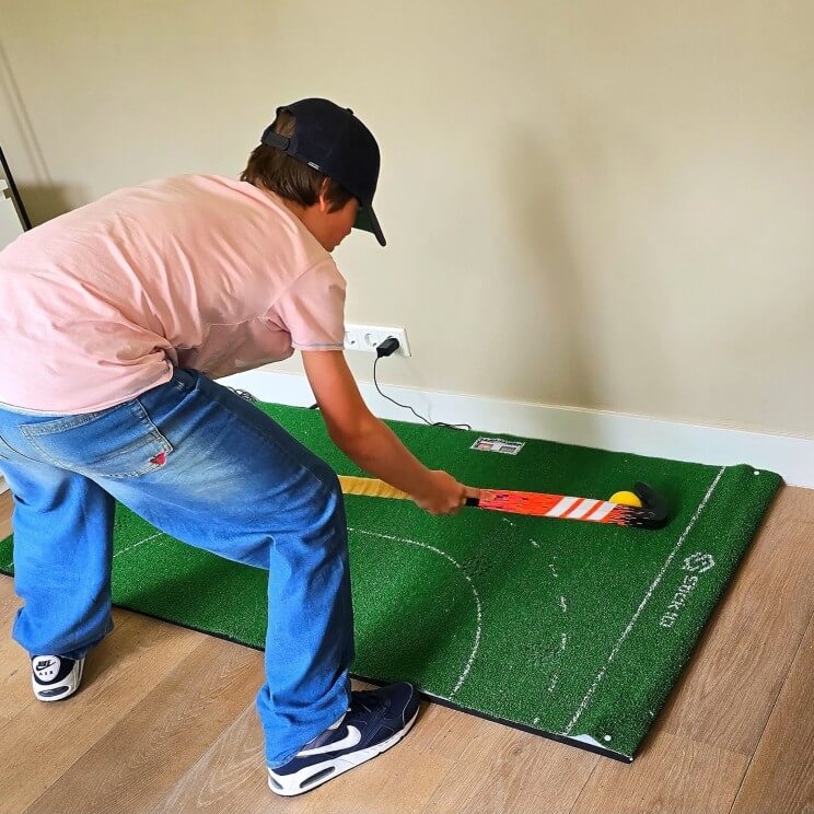 Hockey oefenmat om mee te trainen. Weet je dat er een hockey oefenmat bestaat om mee te trainen? Deze hockeytrainer is ontwikkeld door een Nederlandse oud hockey international. Leuk voor tijdens de hockeytraining en op hockeykamp op de hockeyclub, maar ook voor thuis.